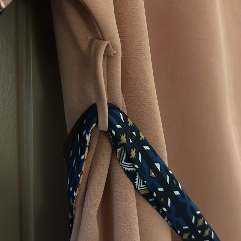 EUC Pretty Blouse 🫶🏽 - Picture 3 of 7